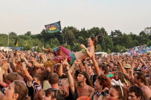 2013_Woodstock_126_fala,_crowd_surfing